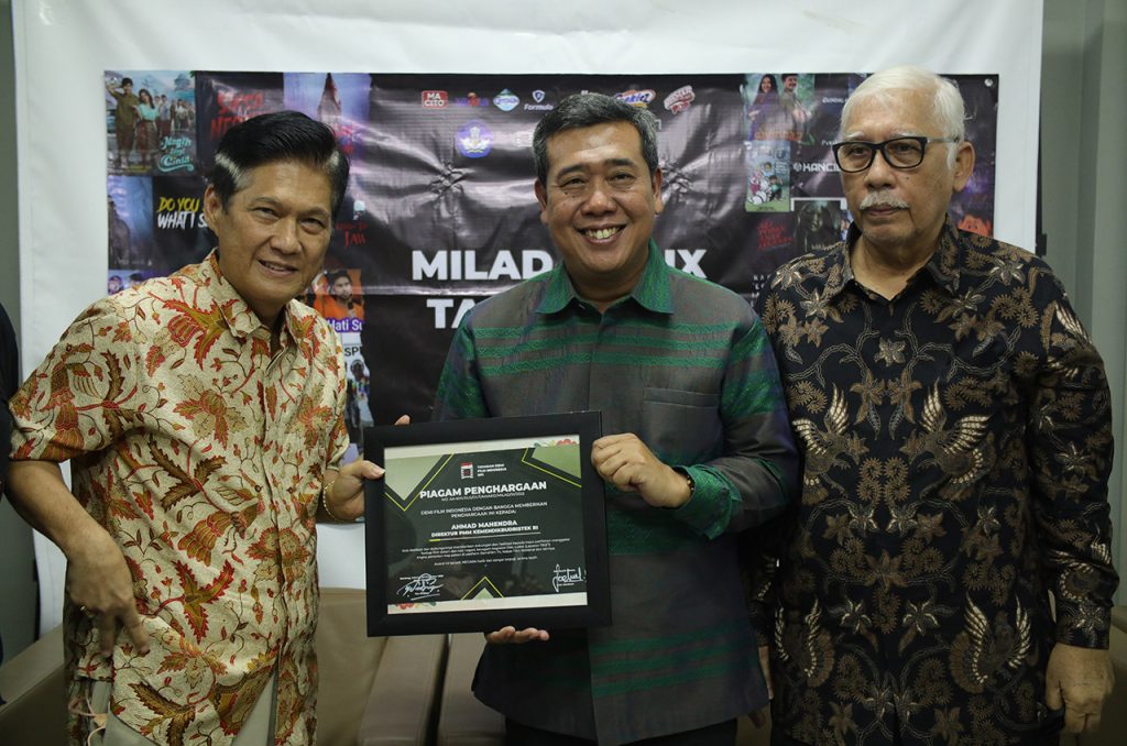 Wina Armada bersama Djonny Syafruddin mewakili DFI memberikan DFI Cinema Achievement Award 2022 Kategori Government Support Kepada Bapak Ahmad Mahendra - Dit. PMM KemendikbudRistek RI