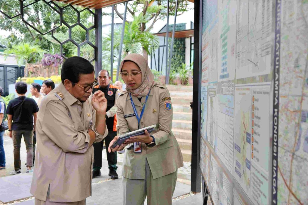 Gubernur DKI Jakarta Tinjau Pintu Air Manggarai