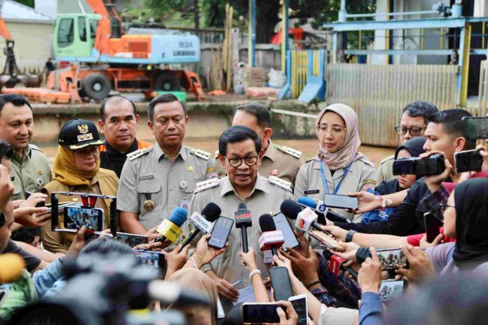 Gubernur DKI Jakarta Tinjau Pintu Air Manggarai