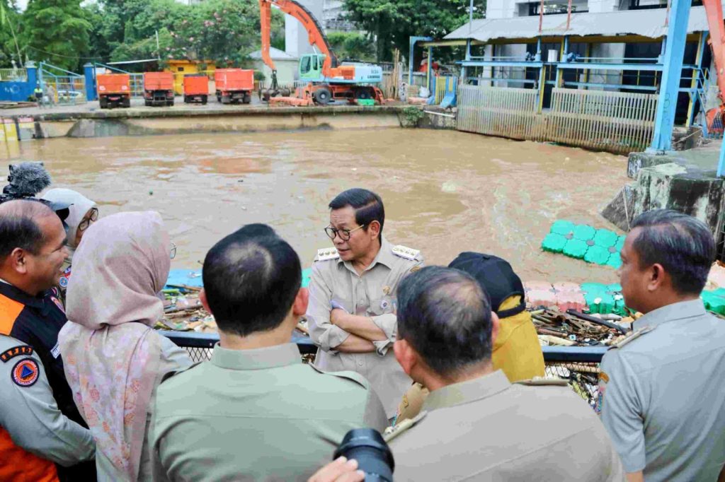 Gubernur DKI Jakarta Tinjau Pintu Air Manggarai