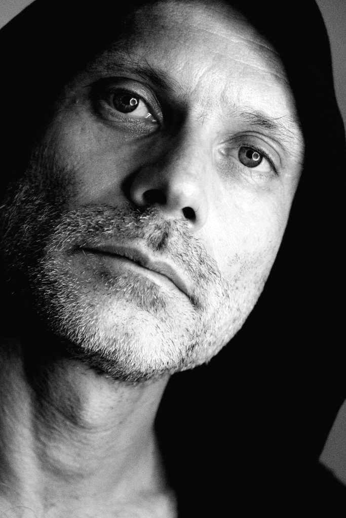 Vouga Resmi Luncurkan Video Lirik Drifting Away