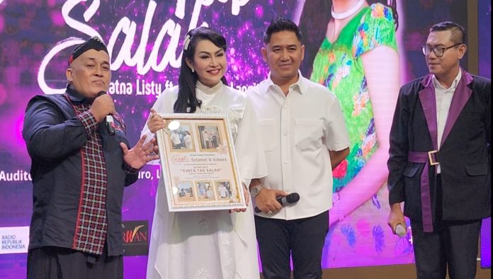 Ratna Listy Sentuh Hati Penonton Lewat Single “Cinta Tak Salah”
