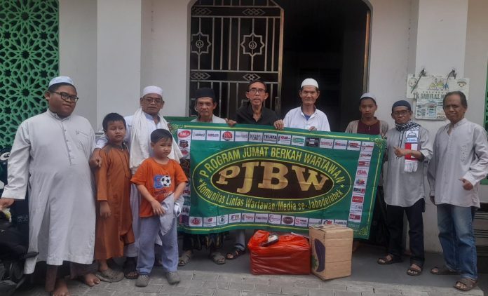 Jumat Berkah Wartawan Diserbu Anak-anak dan Emak-emak, 60 Nasi Boks Ludes dalam Hitungan Menit di Permukiman Padat Jakarta