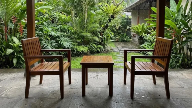 Cara Merawat Kursi Kayu Teras agar Tak Lapuk saat Hujan