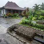 9 Cara Mengatasi Air Hujan yang Mengalir ke Halaman Rumah