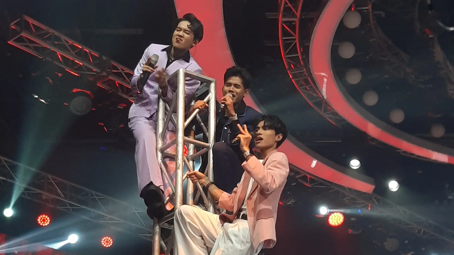 Aksi Panjat Rigging Trio D'Academy 8 Bikin Heboh