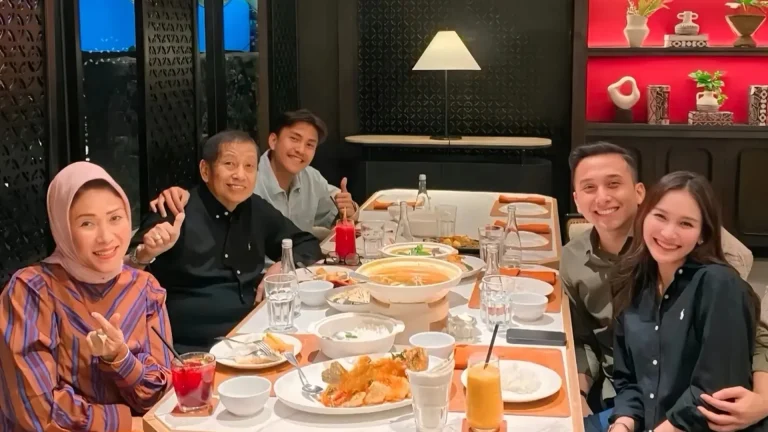 Ayu Ting Ting Makan Bareng Orangtua Kevin Gusnadi