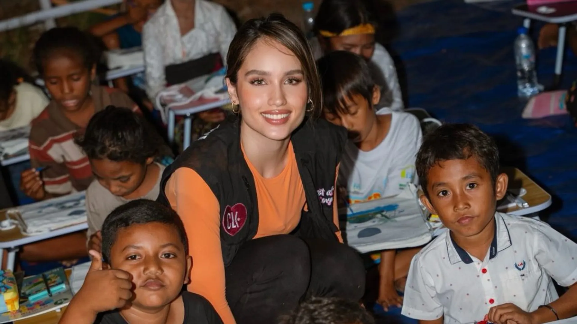 Cinta Laura Soroti Anak NTT Belajar di Bawah Terpal