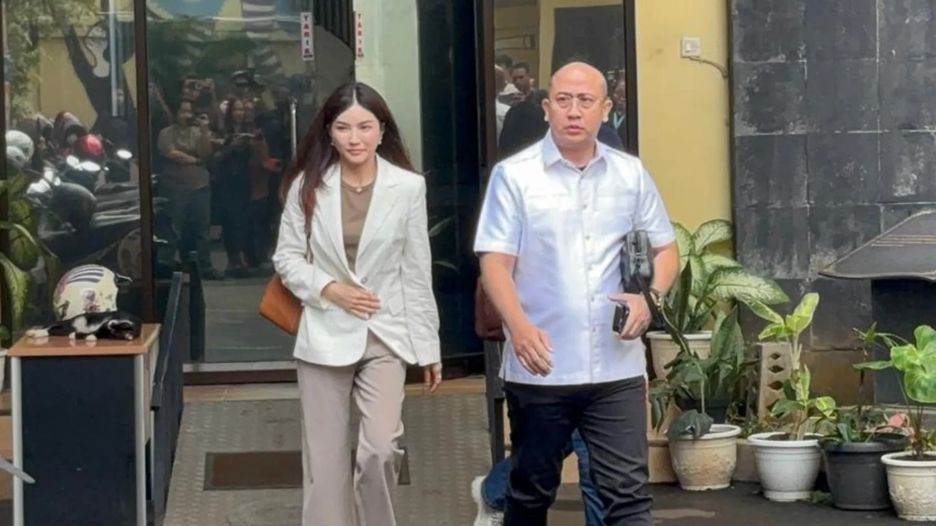Kuasa Hukum Sarwendah Berupaya Hadirkan Saksi Video Call