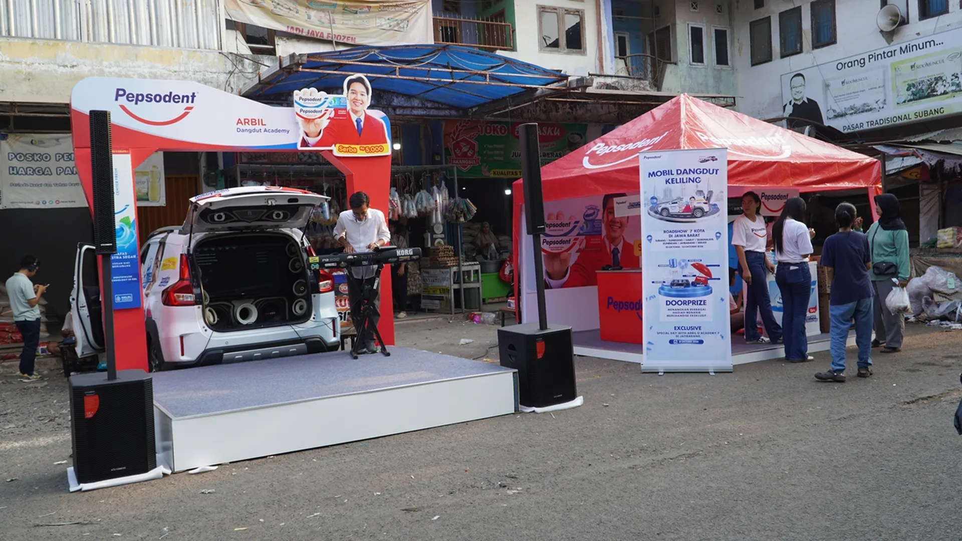 Keseruan Mobil Dangdut Keliling Pepsodent di Subang