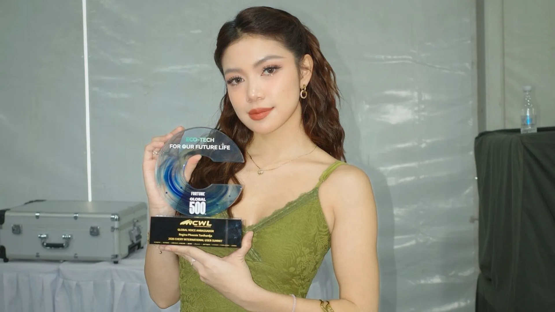 Regina Phoenix Raih Global Voice Ambassador di Acara Chery