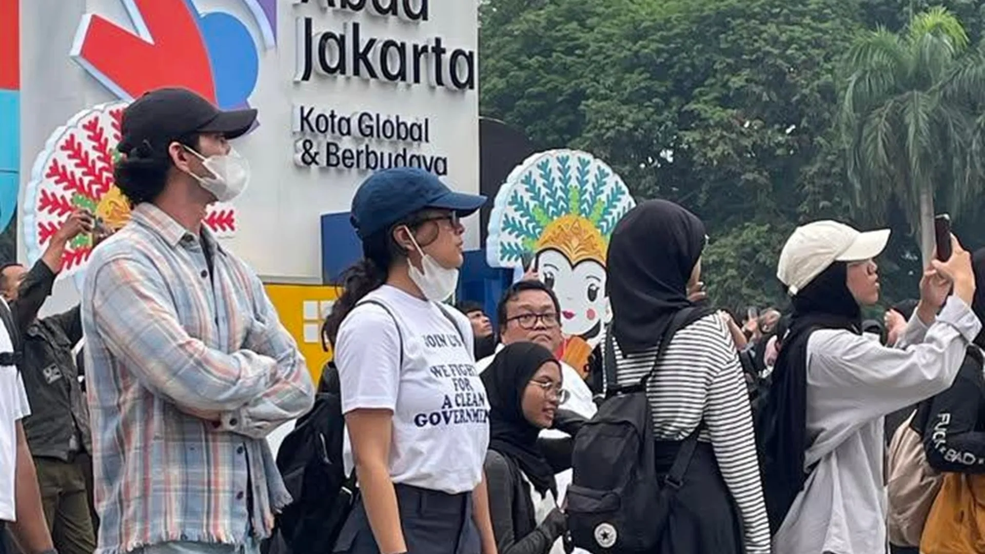 Reza Rahadian dan Eva Celia Ikut Demo #IndonesiaSadar